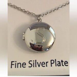 🌸 NEW In Box Belk Silverworks Initial S Locket Fine Silver Plate 18”